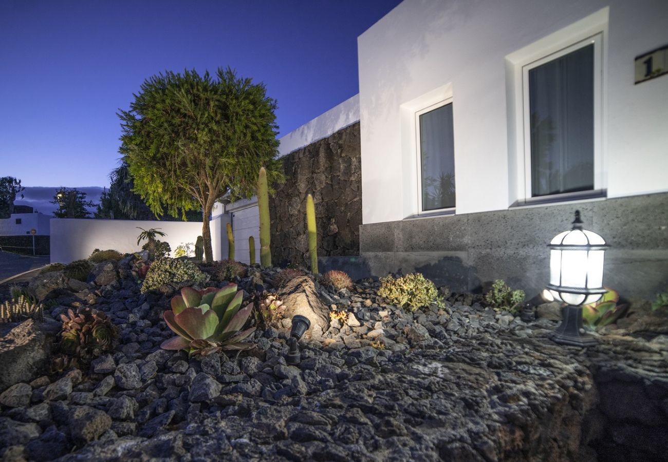 Villa Carmen is a luxurious holiday home for a large group. With heatable private pool in Puerto del Carmen, Lanzarote