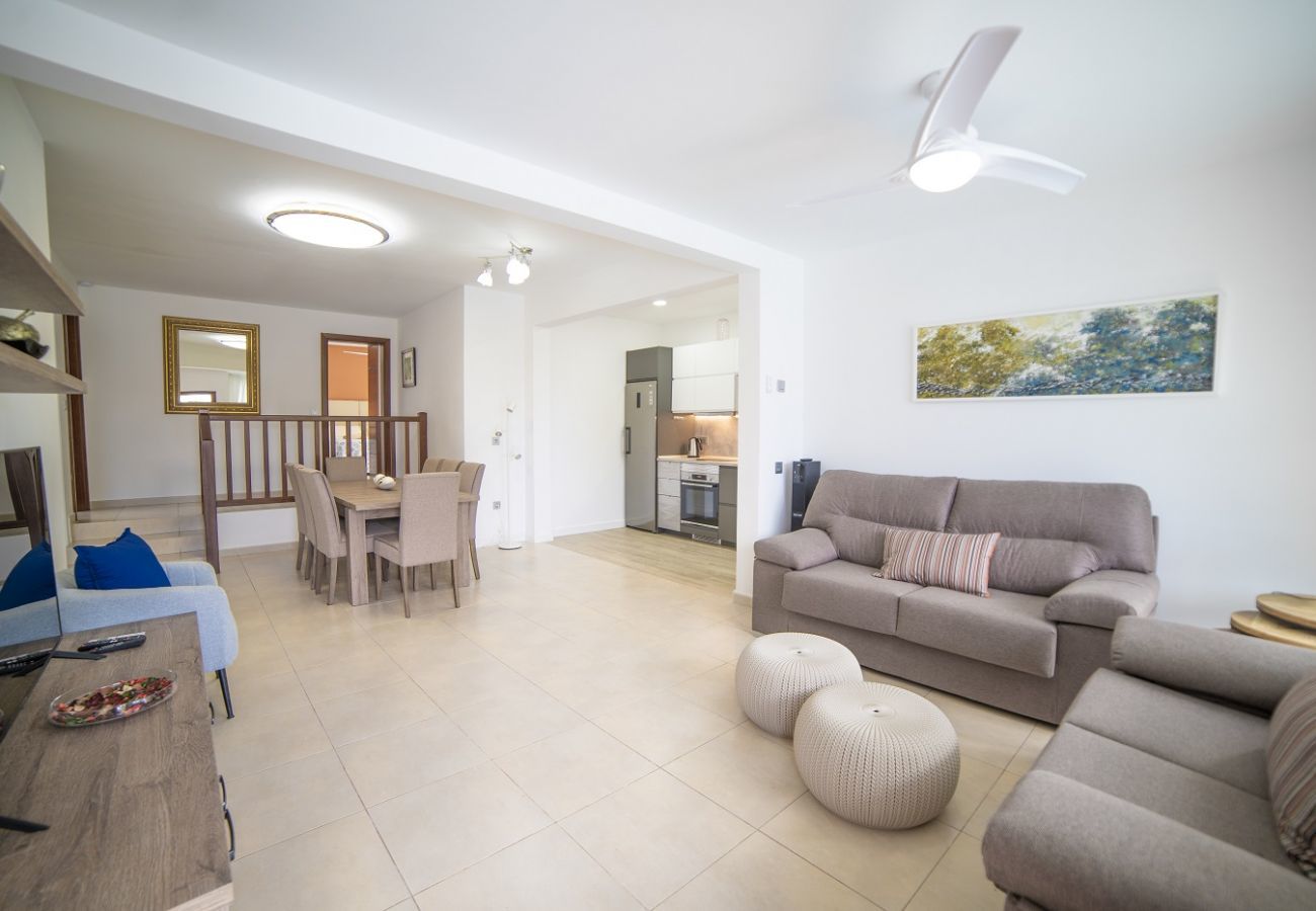 Villa Carmen is a luxurious holiday home for a large group. With heatable private pool in Puerto del Carmen, Lanzarote