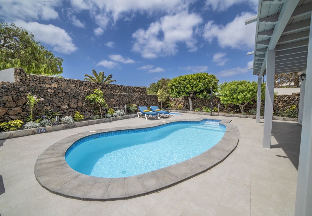 Villa Carmen is a luxurious holiday home for a large group. With heatable private pool in Puerto del Carmen, Lanzarote
