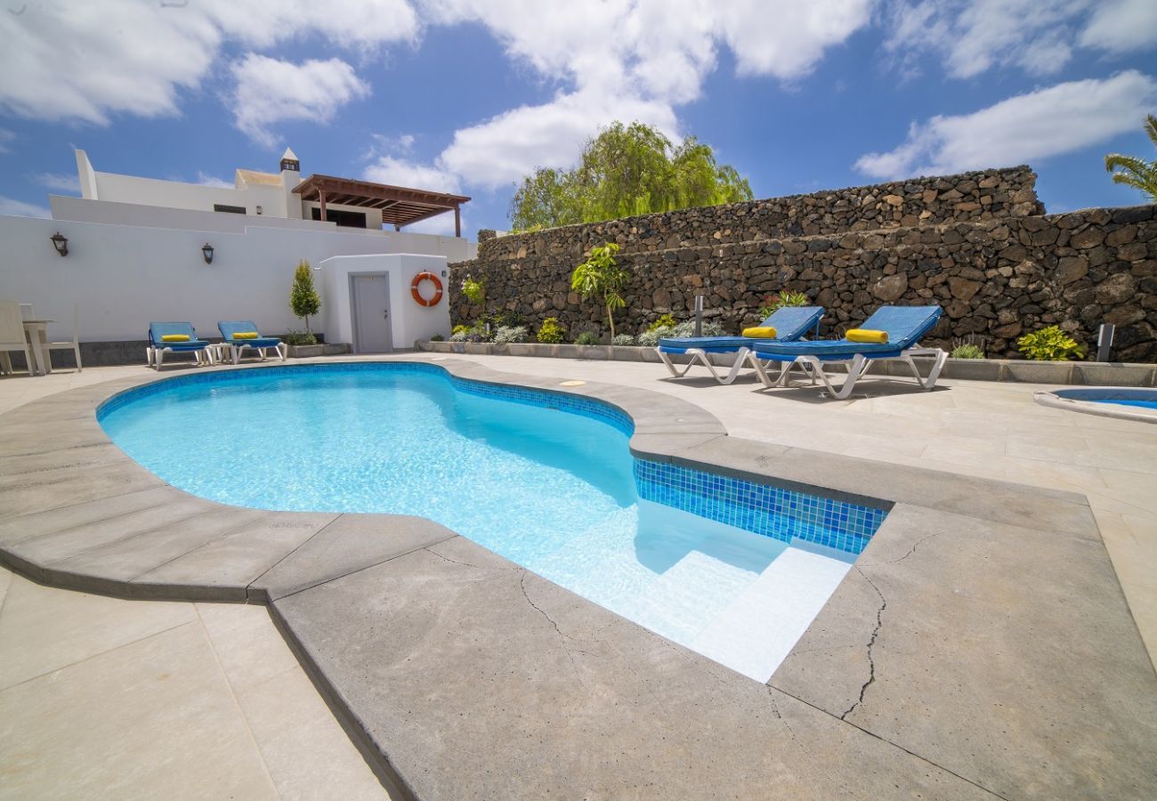 Villa Carmen is a luxurious holiday home for a large group. With heatable private pool in Puerto del Carmen, Lanzarote