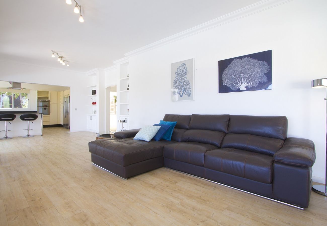 Villa Calero Marina is a modern holiday villa with pool. Walking distance of the centre of Puerto Calero, Lanzarote