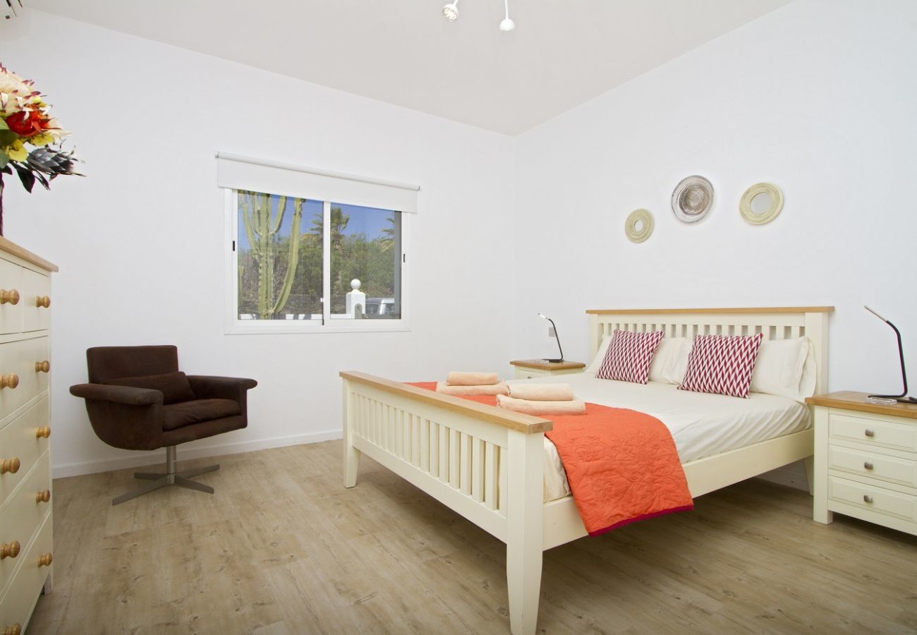 Villa Calero Marina is a modern holiday villa with pool. Walking distance of the centre of Puerto Calero, Lanzarote