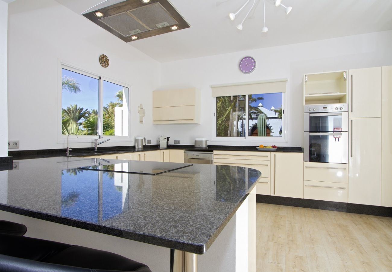 Villa Calero Marina is a modern holiday villa with pool. Walking distance of the centre of Puerto Calero, Lanzarote