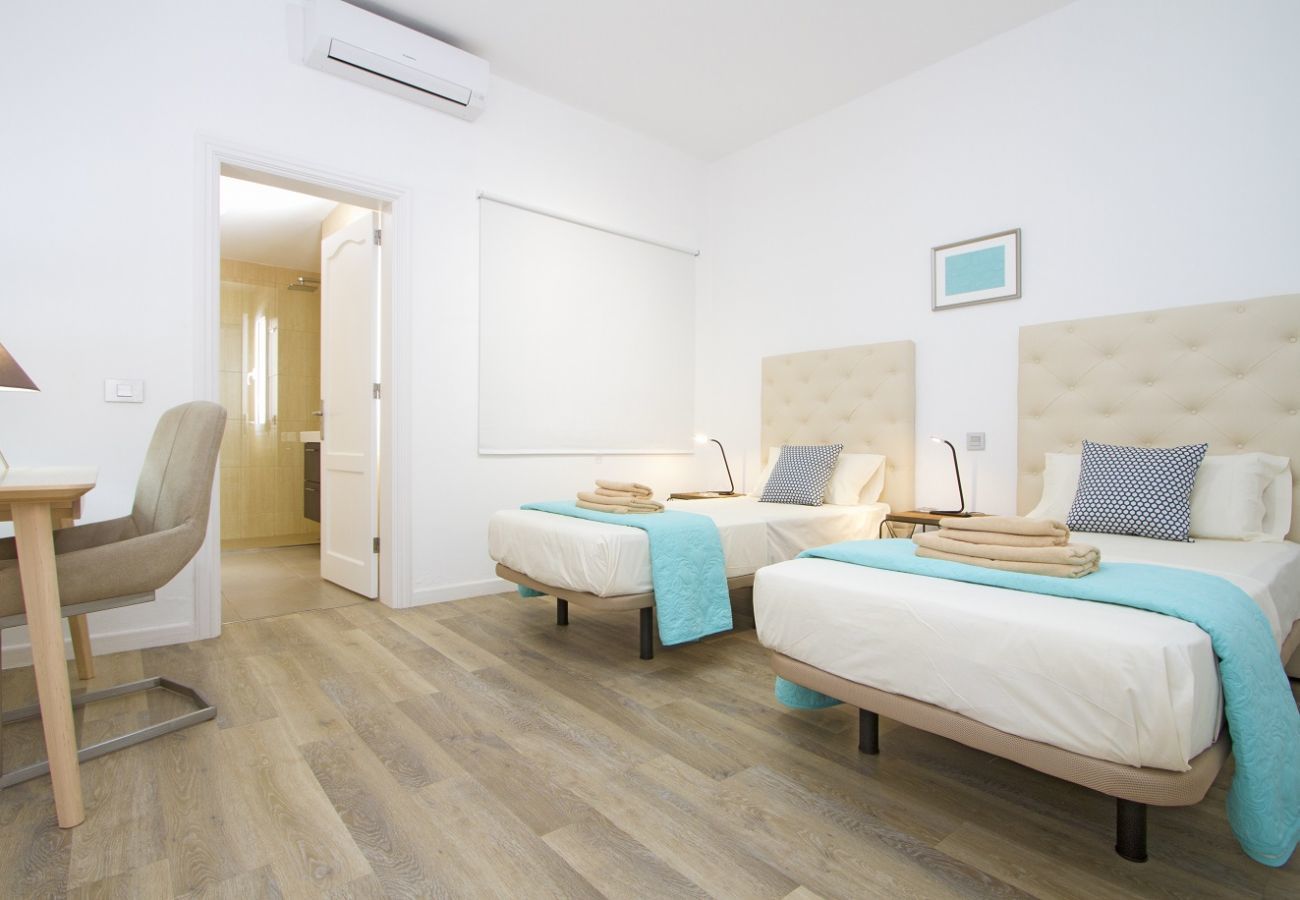 Villa Calero Marina is a modern holiday villa with pool. Walking distance of the centre of Puerto Calero, Lanzarote