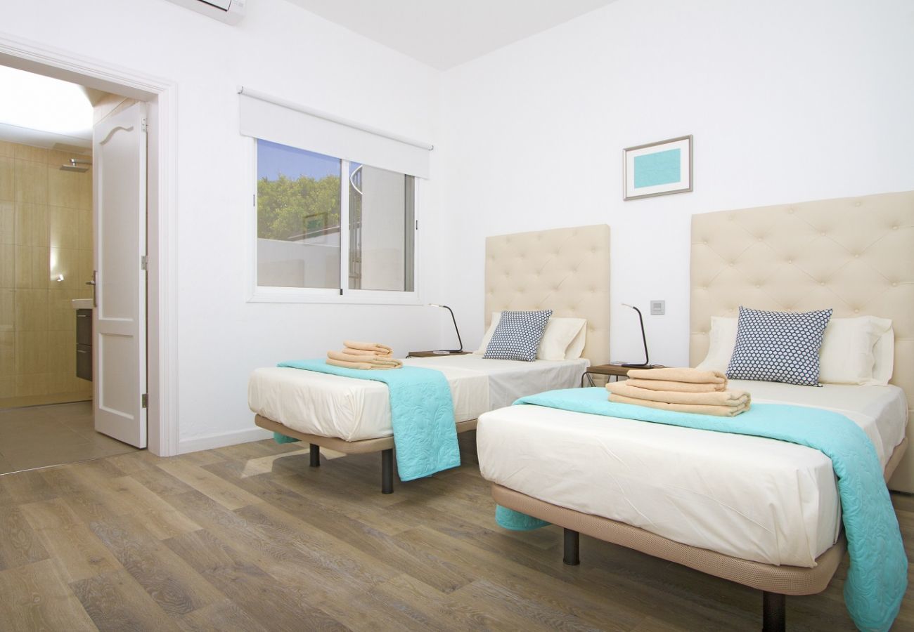 Villa Calero Marina is a modern holiday villa with pool. Walking distance of the centre of Puerto Calero, Lanzarote