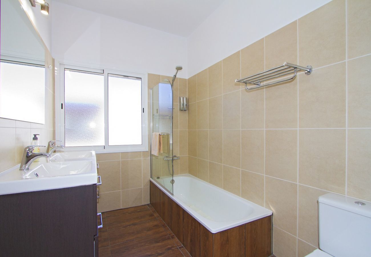 Villa Calero Marina is a modern holiday villa with pool. Walking distance of the centre of Puerto Calero, Lanzarote