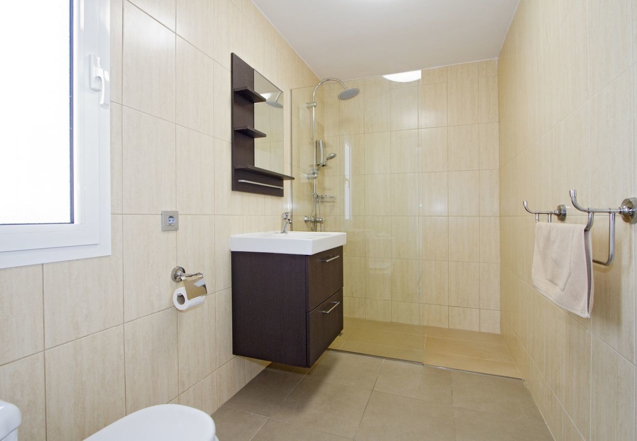 Villa Calero Marina is a modern holiday villa with pool. Walking distance of the centre of Puerto Calero, Lanzarote