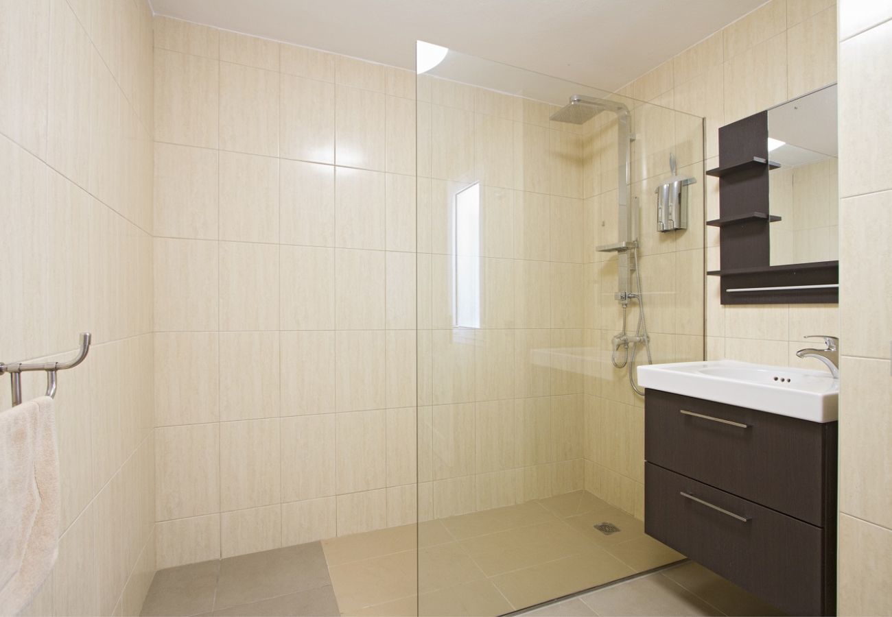 Villa Calero Marina is a modern holiday villa with pool. Walking distance of the centre of Puerto Calero, Lanzarote