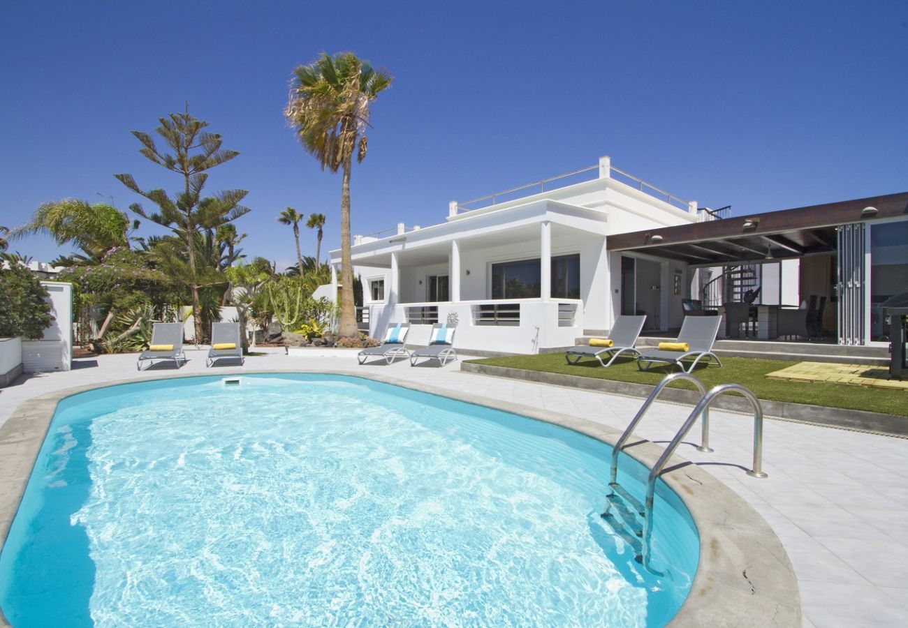 Villa Calero Marina is a modern holiday villa with pool. Walking distance of the centre of Puerto Calero, Lanzarote