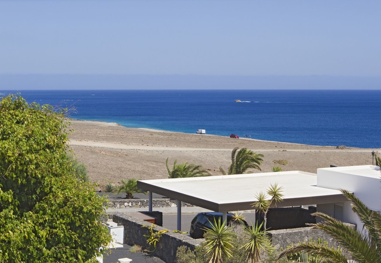 Villa Calero Marina is a modern holiday villa with pool. Walking distance of the centre of Puerto Calero, Lanzarote