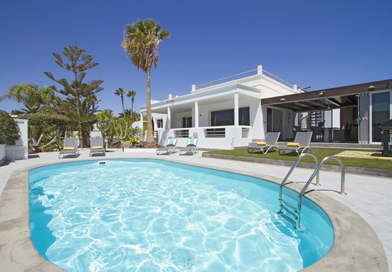 Villa Calero Marina is a modern holiday villa with pool. Walking distance of the centre of Puerto Calero, Lanzarote