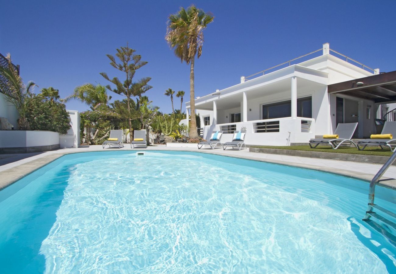 Villa Calero Marina is a modern holiday villa with pool. Walking distance of the centre of Puerto Calero, Lanzarote