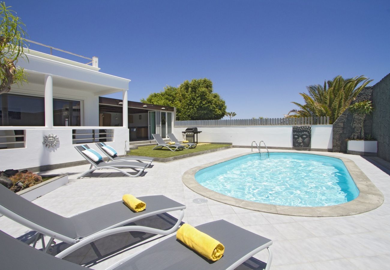 Villa Calero Marina is a modern holiday villa with pool. Walking distance of the centre of Puerto Calero, Lanzarote