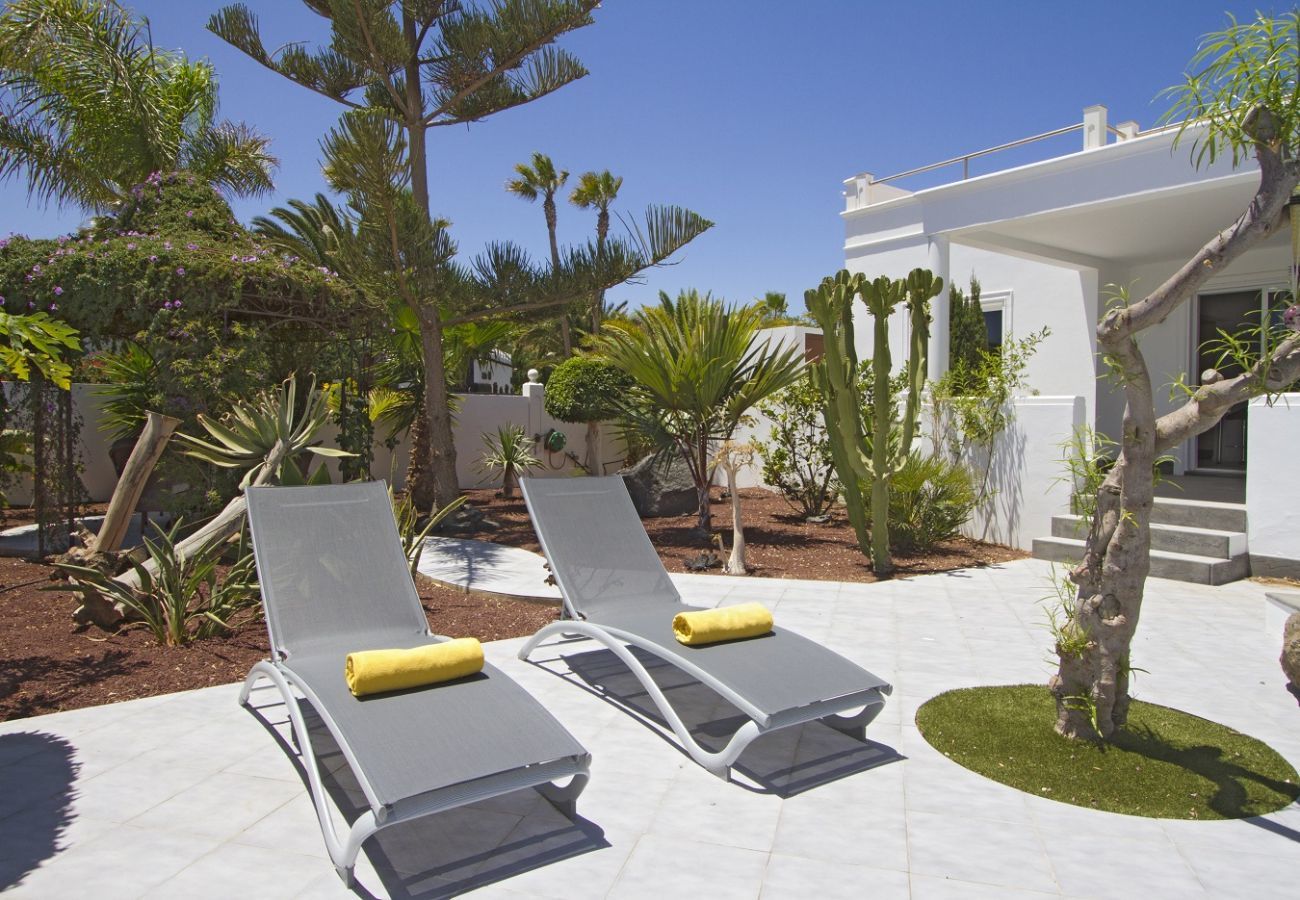 Villa Calero Marina is a modern holiday villa with pool. Walking distance of the centre of Puerto Calero, Lanzarote