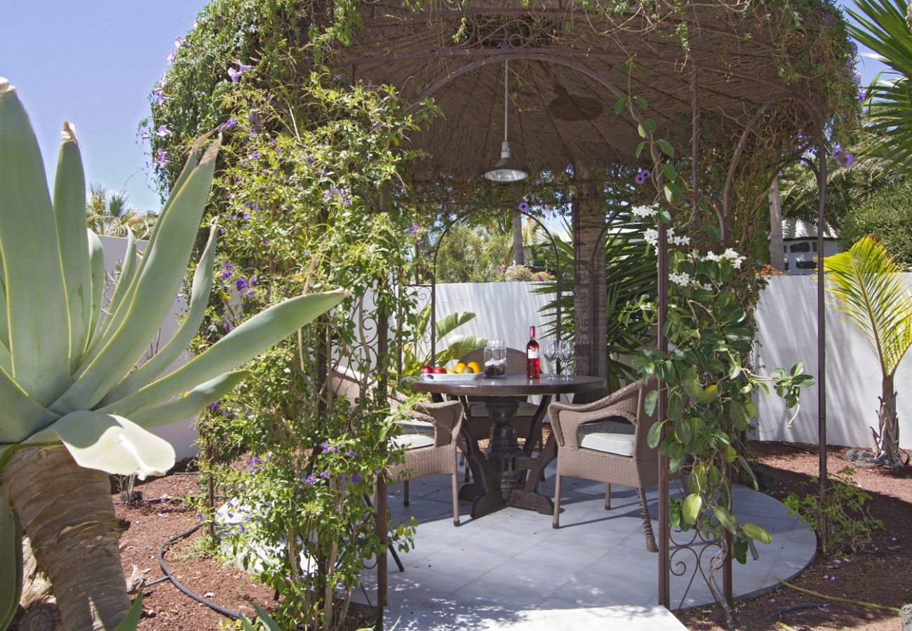 Villa Calero Marina is a modern holiday villa with pool. Walking distance of the centre of Puerto Calero, Lanzarote
