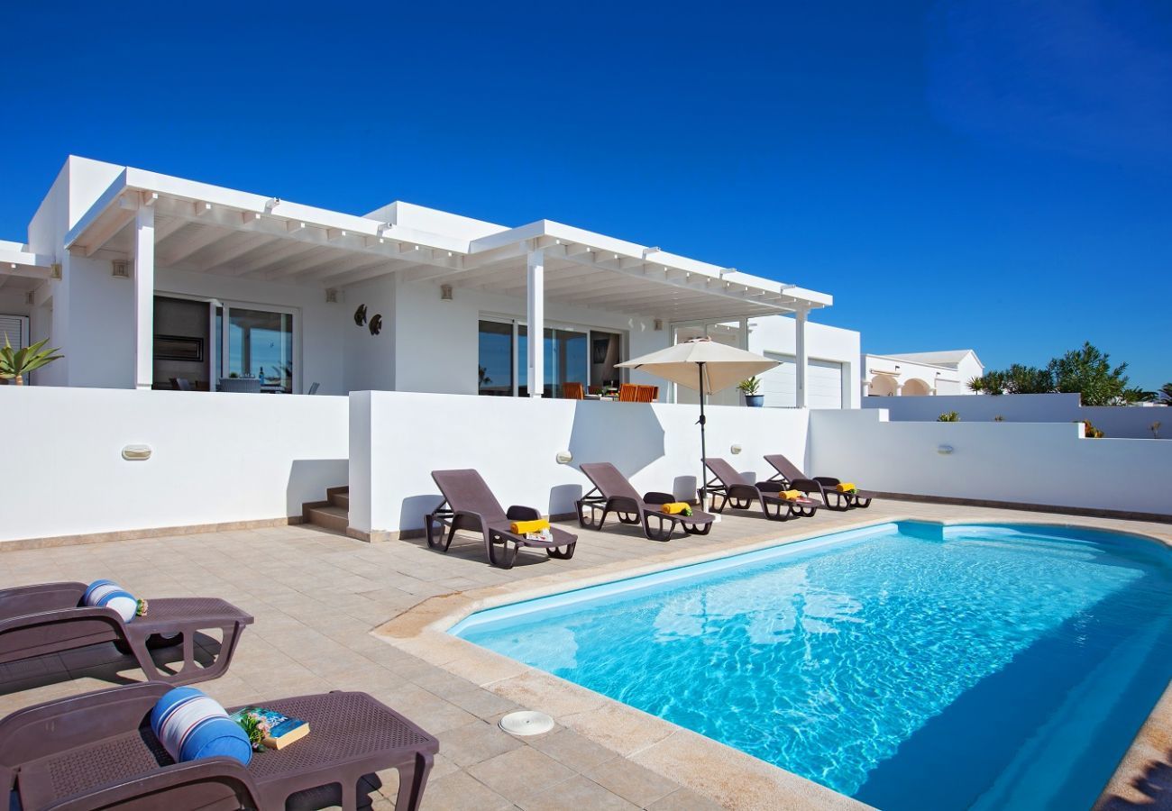 Villa Puerto Calero is a luxurious holiday villa with heated private pool. Walking distance from Puerto Calero, Lanzarote