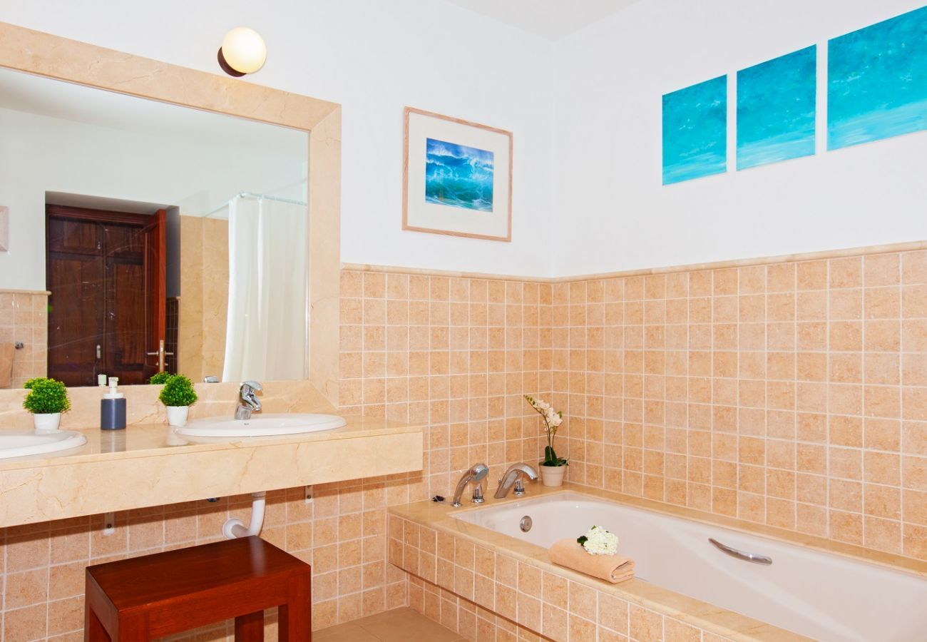 Villa Puerto Calero is a luxurious holiday villa with heated private pool. Walking distance from Puerto Calero, Lanzarote