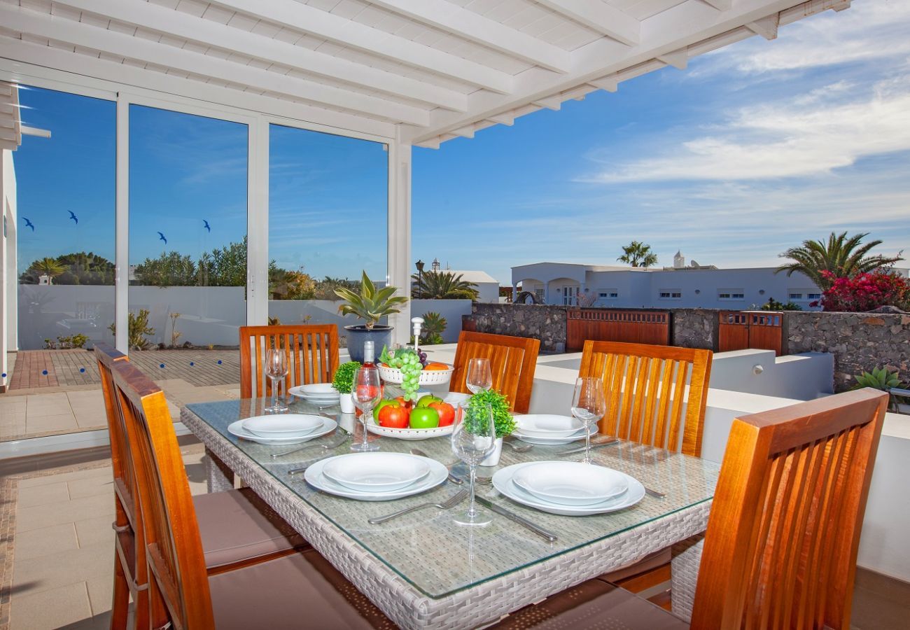 Villa Puerto Calero is a luxurious holiday villa with heated private pool. Walking distance from Puerto Calero, Lanzarote