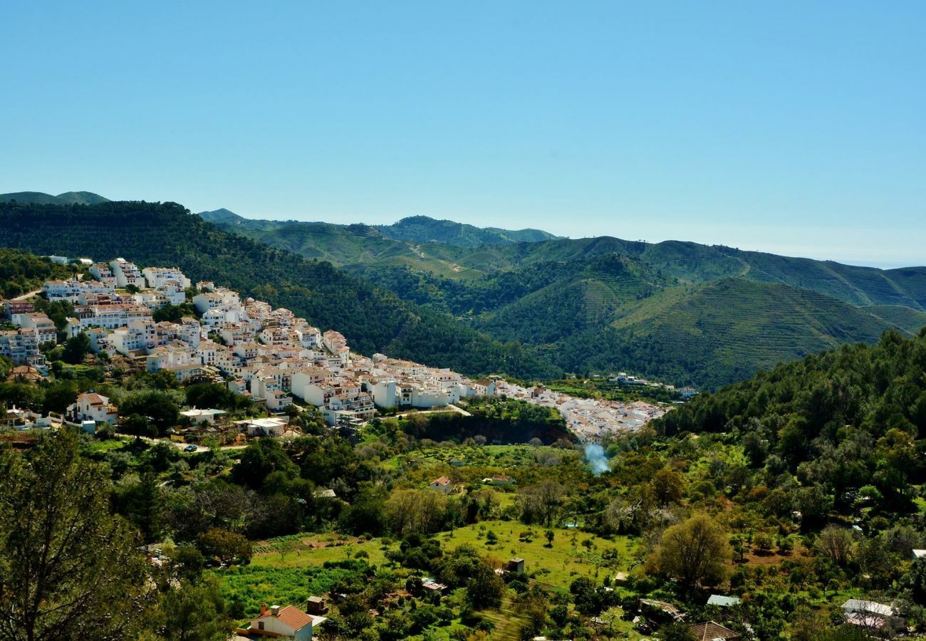 Finca Santa Ana is a holiday home with a private pool and garden with fruittrees. Walking distance from Ojén, Andalusia