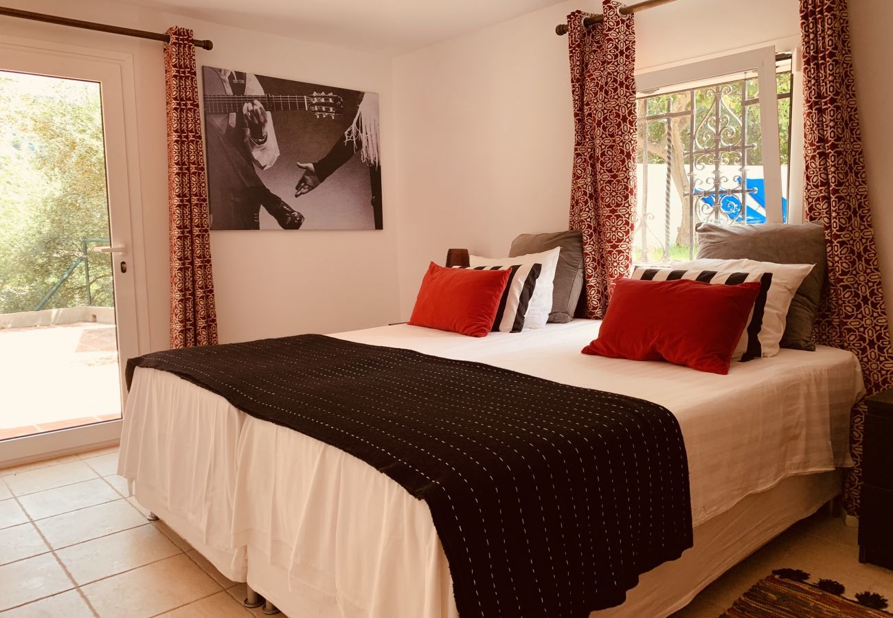 Finca Santa Ana is a holiday home with a private pool and garden with fruittrees. Walking distance from Ojén, Andalusia