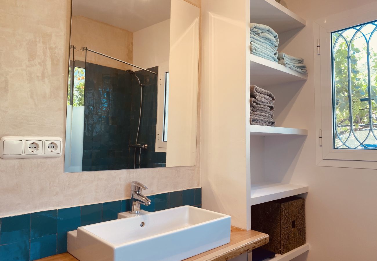 Finca Santa Ana is a holiday home with a private pool and garden with fruittrees. Walking distance from Ojén, Andalusia