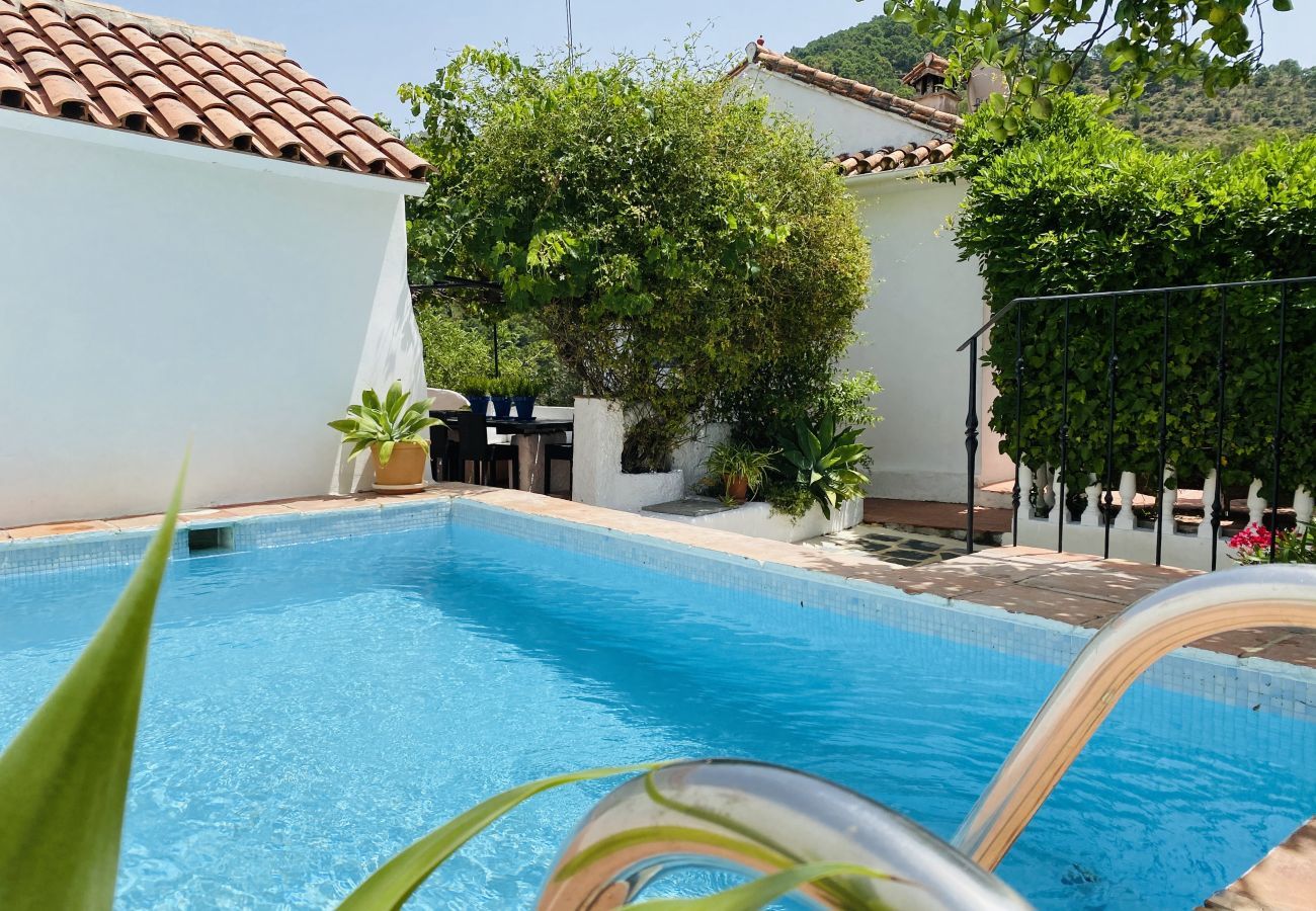 Finca Santa Ana is a holiday home with a private pool and garden with fruittrees. Walking distance from Ojén, Andalusia