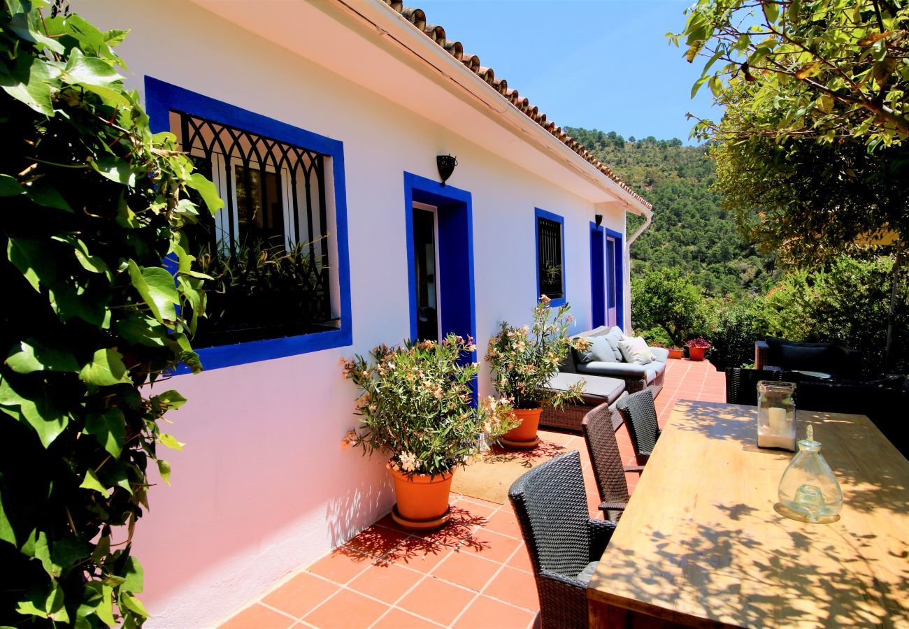 Finca Santa Ana is a holiday home with a private pool and garden with fruittrees. Walking distance from Ojén, Andalusia