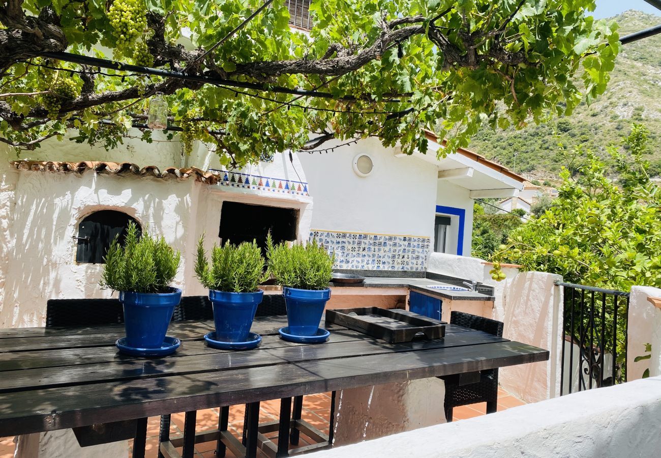 Finca Santa Ana is a holiday home with a private pool and garden with fruittrees. Walking distance from Ojén, Andalusia