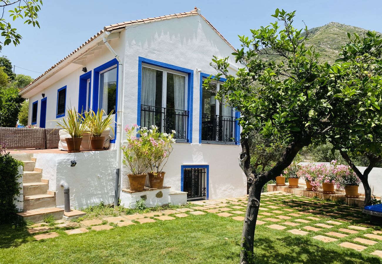 Finca Santa Ana is a holiday home with a private pool and garden with fruittrees. Walking distance from Ojén, Andalusia