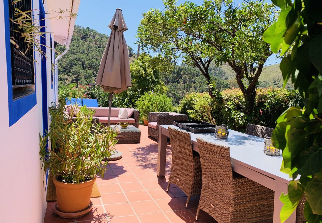 Finca Santa Ana is a holiday home with a private pool and garden with fruittrees. Walking distance from Ojén, Andalusia