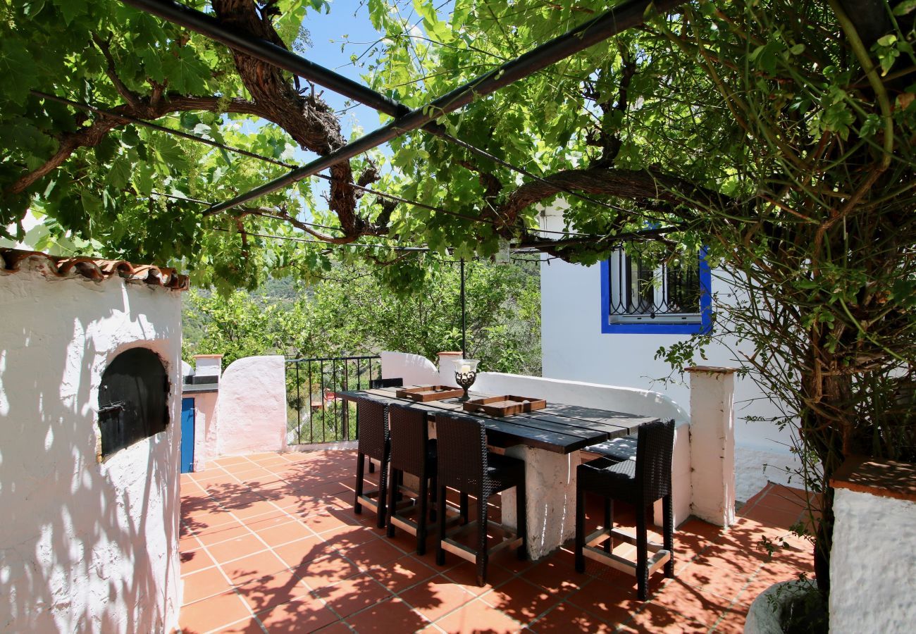 Finca Santa Ana is a holiday home with a private pool and garden with fruittrees. Walking distance from Ojén, Andalusia