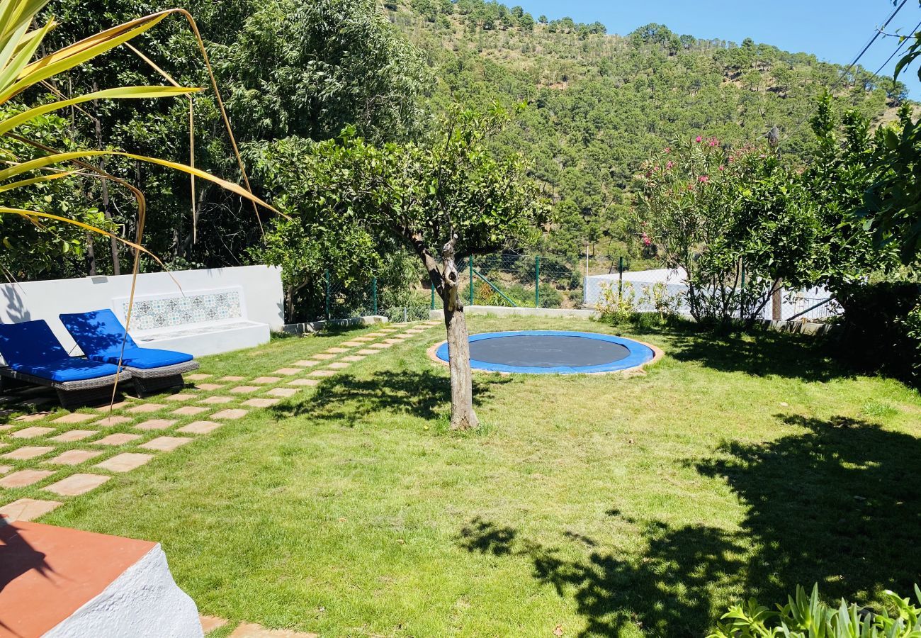 Finca Santa Ana is a holiday home with a private pool and garden with fruittrees. Walking distance from Ojén, Andalusia