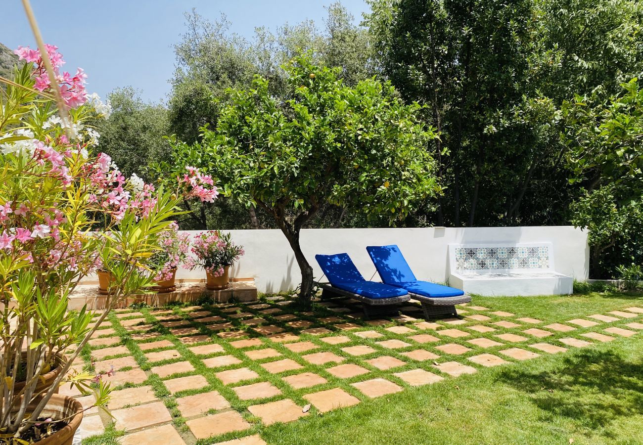 Finca Santa Ana is a holiday home with a private pool and garden with fruittrees. Walking distance from Ojén, Andalusia