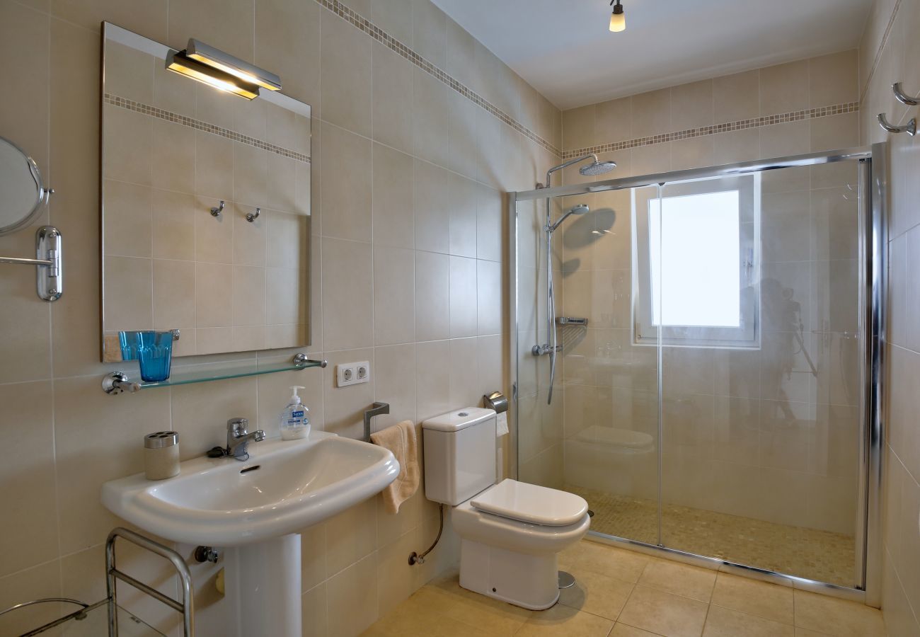 Villa Yana is a one-level villa with private heated pool and sea views. Near beach in Puerto del Carmen, Lanzarote