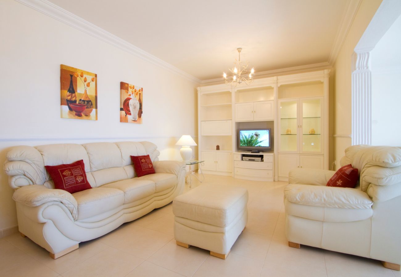 Villa Pippa is a holiday home with heated private pool. Near centre in Los Mojones, Puerto del Carmen, Lanzarote