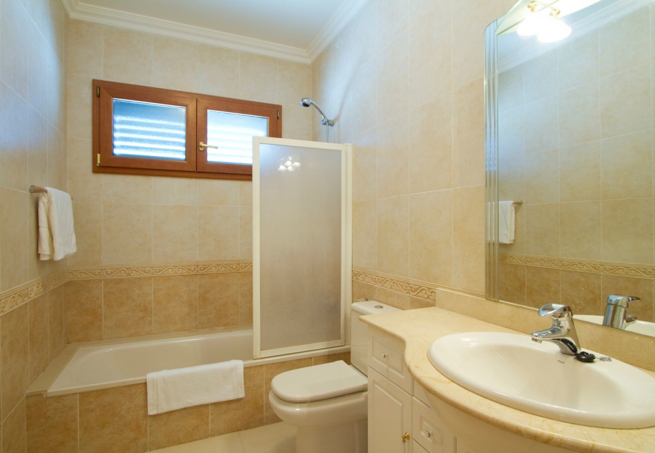 Villa Pippa is a holiday home with heated private pool. Near centre in Los Mojones, Puerto del Carmen, Lanzarote