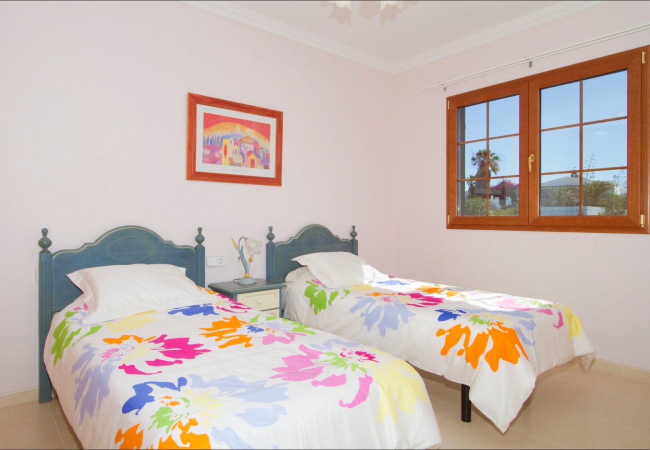 Villa Pippa is a holiday home with heated private pool. Near centre in Los Mojones, Puerto del Carmen, Lanzarote
