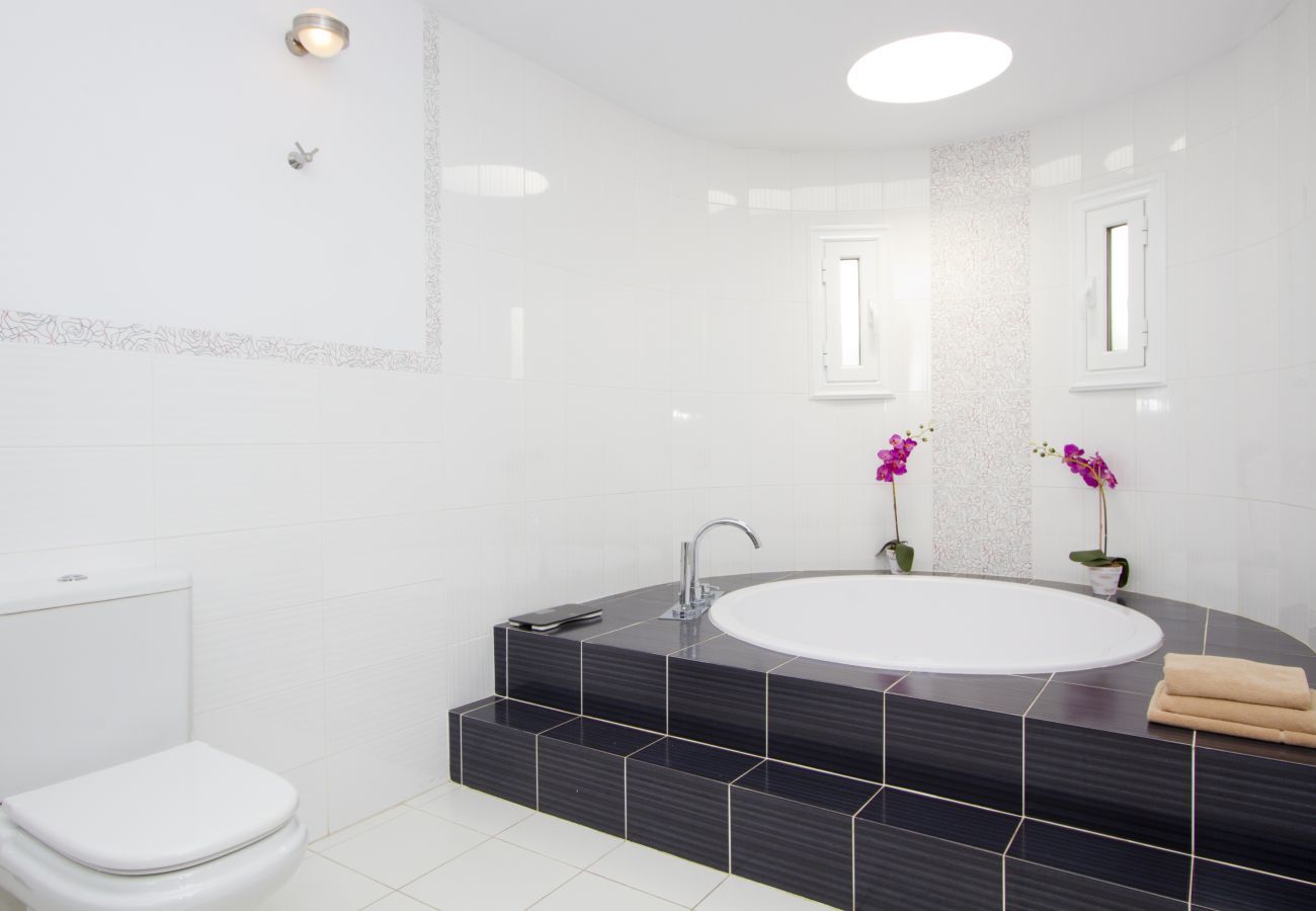 Villa Grace is a stylish holiday home with heatable private pool. Near sea in Puerto del Carmen, Lanzarote