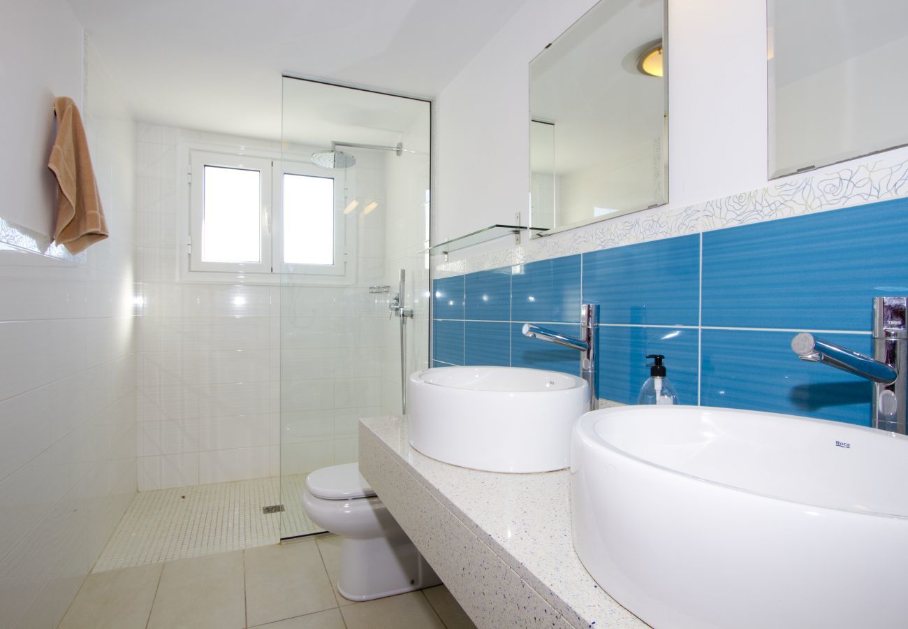 Villa Grace is a stylish holiday home with heatable private pool. Near sea in Puerto del Carmen, Lanzarote