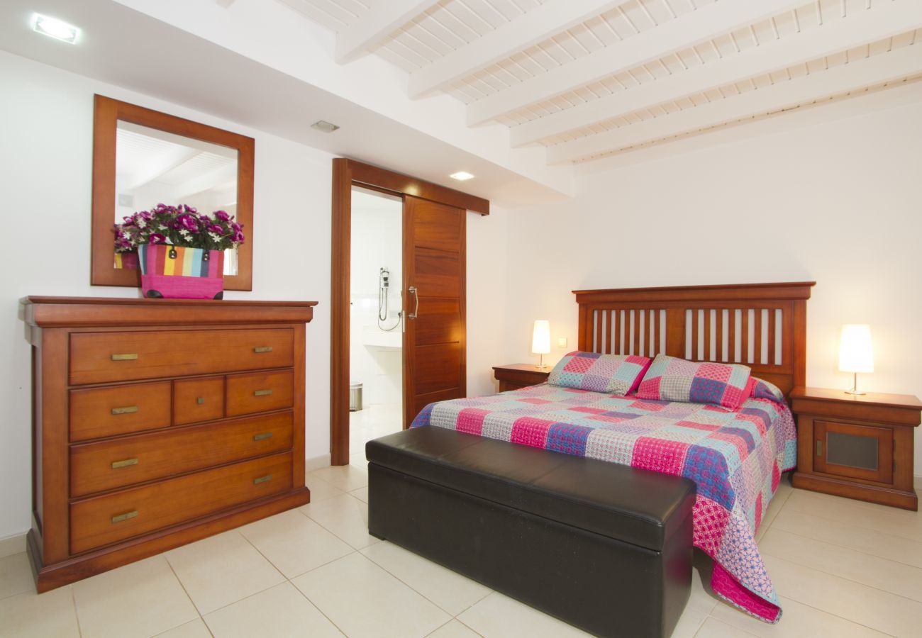 Villa Grace is a stylish holiday home with heatable private pool. Near sea in Puerto del Carmen, Lanzarote