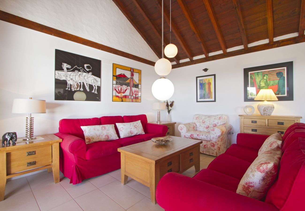 Villa Grace is a stylish holiday home with heatable private pool. Near sea in Puerto del Carmen, Lanzarote