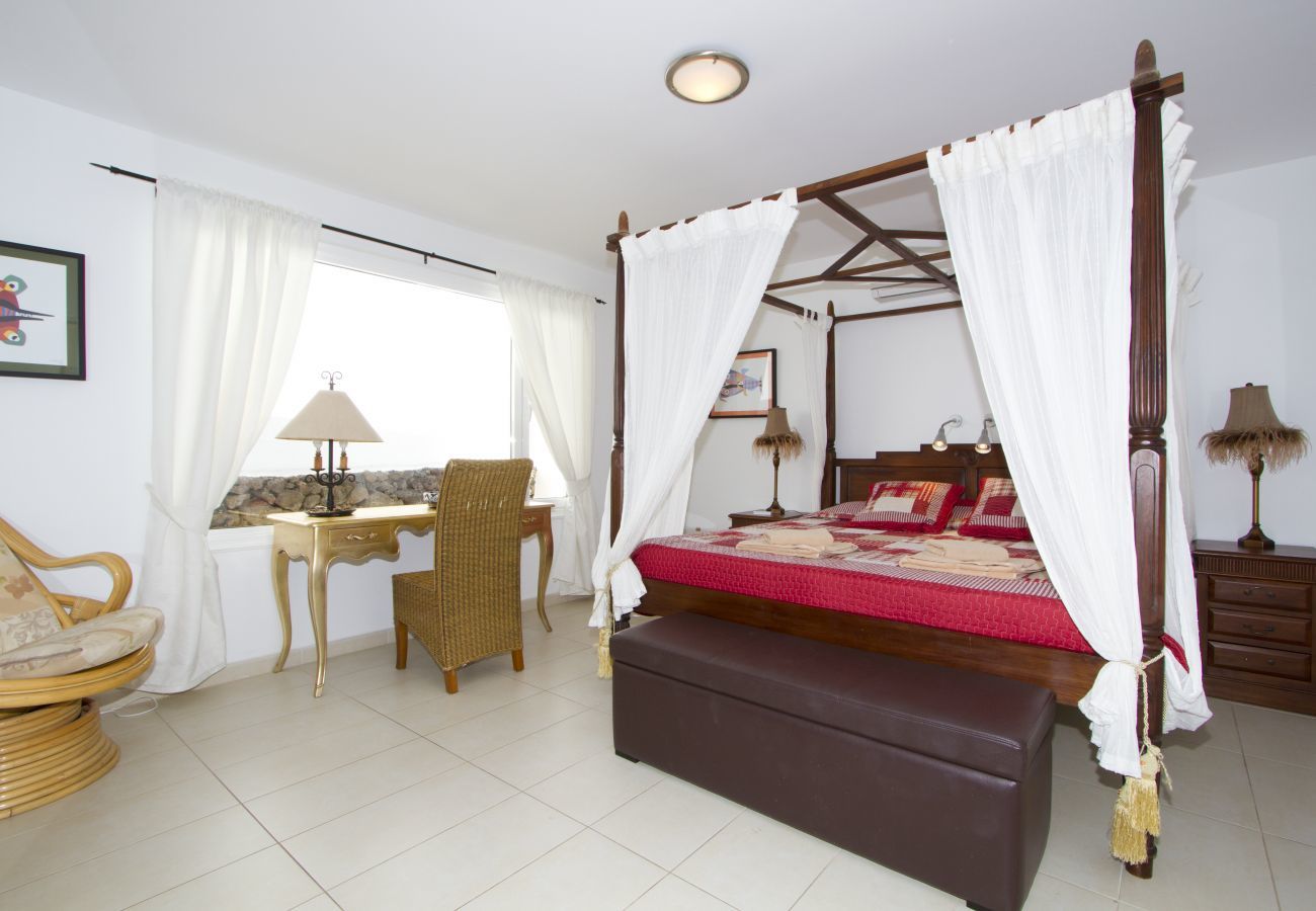 Villa Grace is a stylish holiday home with heatable private pool. Near sea in Puerto del Carmen, Lanzarote