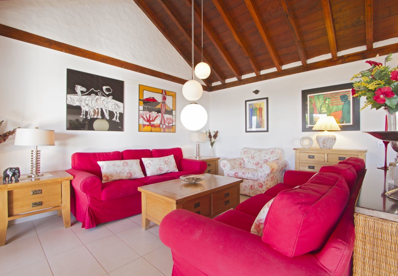 Villa Grace is a stylish holiday home with heatable private pool. Near sea in Puerto del Carmen, Lanzarote