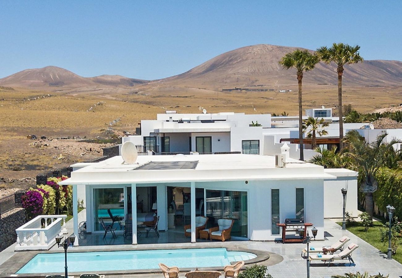 Villa Amy is a luxurious holiday home with heated private pool and sea view. Near centre of Puerto Calero, Lanzarote