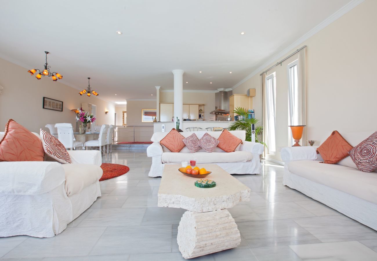 Villa Amy is a luxurious holiday home with heated private pool and sea view. Near centre of Puerto Calero, Lanzarote