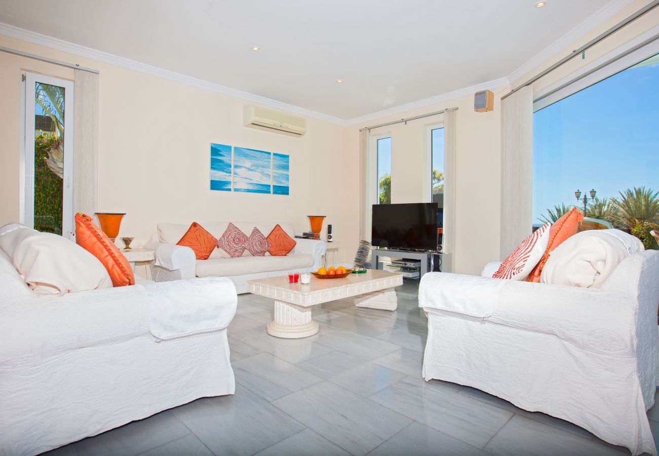 Villa Amy is a luxurious holiday home with heated private pool and sea view. Near centre of Puerto Calero, Lanzarote