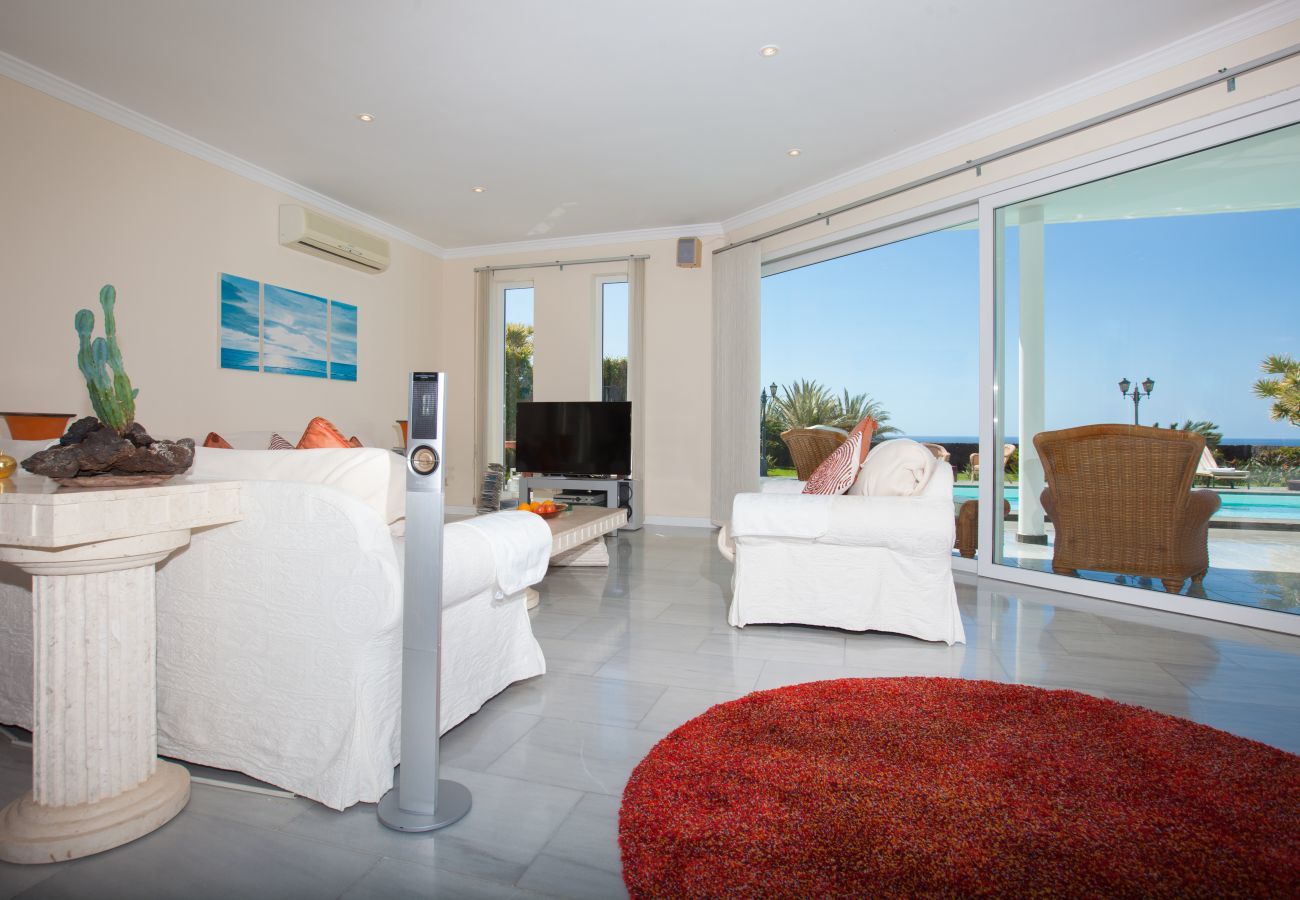 Villa Amy is a luxurious holiday home with heated private pool and sea view. Near centre of Puerto Calero, Lanzarote