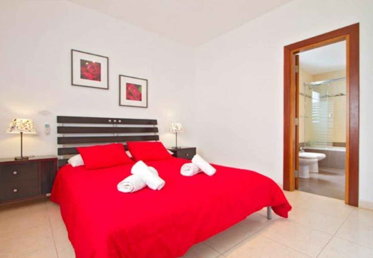 Villa Jane is a luxurious holiday home with heated private pool and panoramic sea view in Puerto Calero, Lanzarote