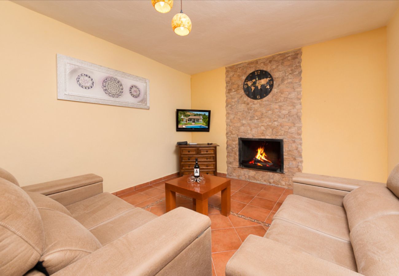 Casita Agua with private pool and fruit trees. On a peaceful location next to the Rio Grande in Alozaina, Andalusië