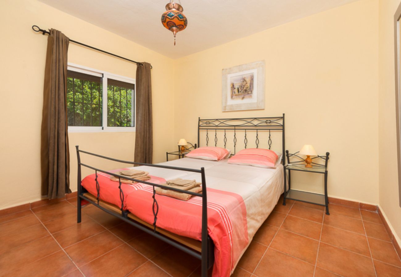 Casita Agua with private pool and fruit trees. On a peaceful location next to the Rio Grande in Alozaina, Andalusië
